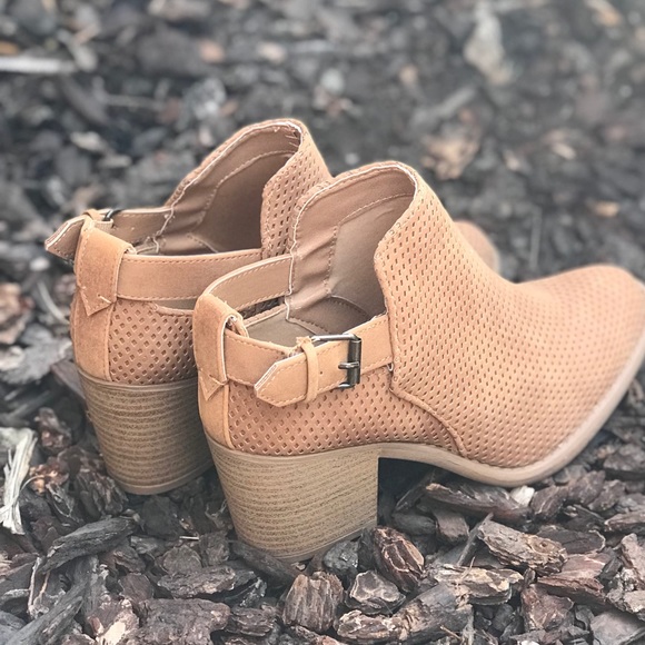 Tan distressed nubuck perforated ankle booties - Picture 4 of 5